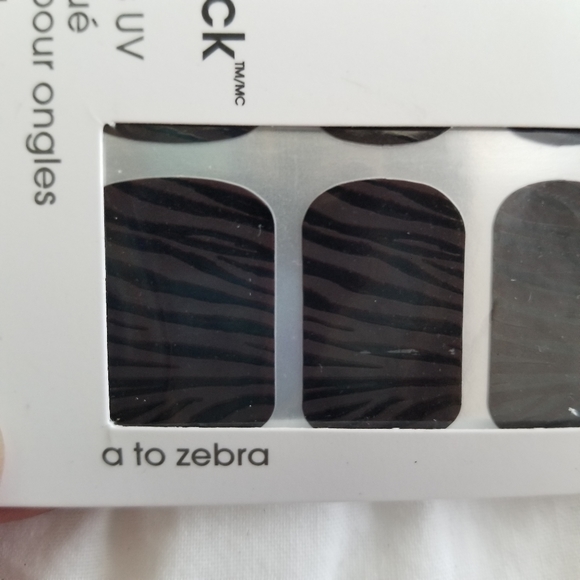 essie Sleek Stick UVCured Nail Appliqué A to Zebra - Picture 2 of 6